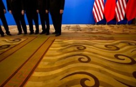 Китай запрещает государственным компаниям работать с американскими консультантами